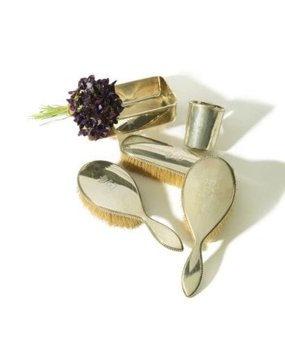 NECESSAIRE DE TOILETTE PROVENANT DE LAETITIA...