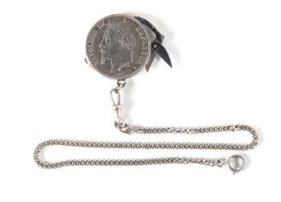 Lot de souvenirs «Napoléon III».
- un bracelet...