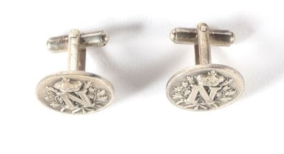 Lot de souvenirs «Napoléon III».
- un bracelet...