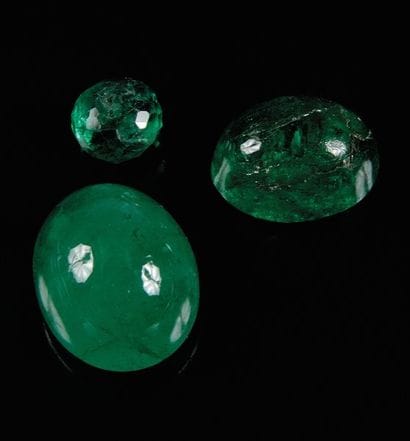 Lot de 3 petites émeraudes cabochons (non...