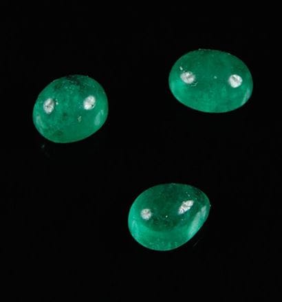 Lot de 3 émeraudes de Colombie en cabochon...