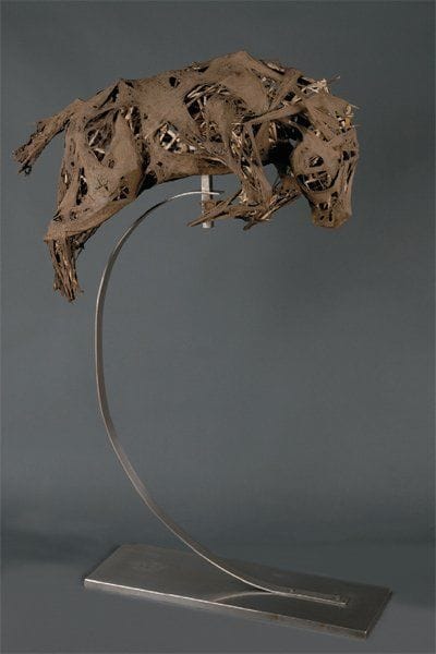 Cheval Bois, filasse et terre. Base en acier....