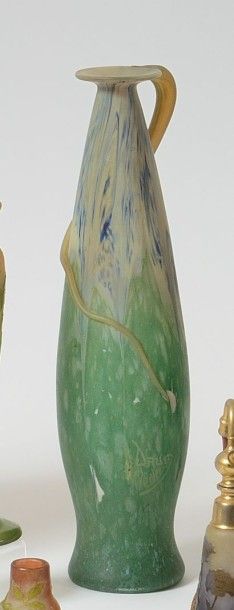 DAUM à Nancy Grand vase oblong à base évasé...