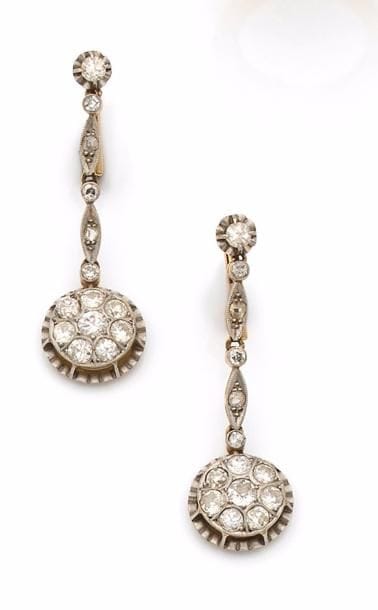 PAIRE DE BOUCLES D’OREILLES STYLE ART DÉCO...