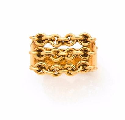 HERMÈS BAGUE en or jaune retenant trois chaines...