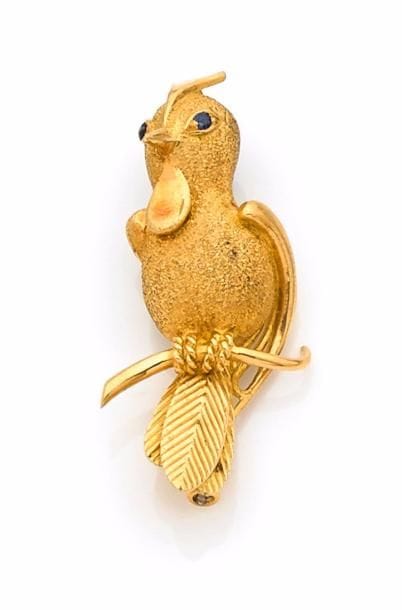 BROCHE en or jaune, stylisant un oiseau exotique...