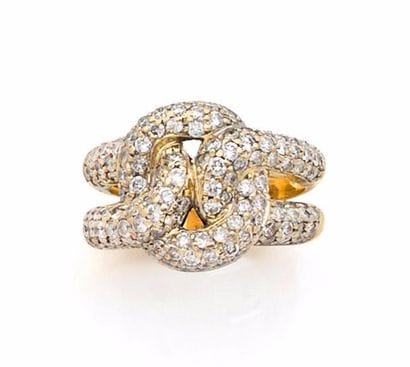 BAGUE en or jaune, la monture bombée et ajourée...