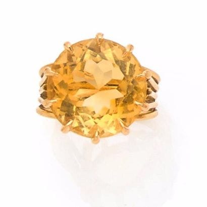 BAGUE en or jaune retenant une importante...