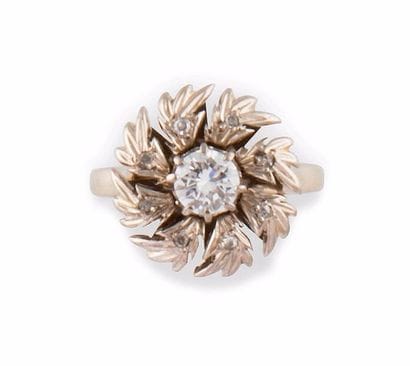BAGUE or gris, stylisant un motif bombé et...