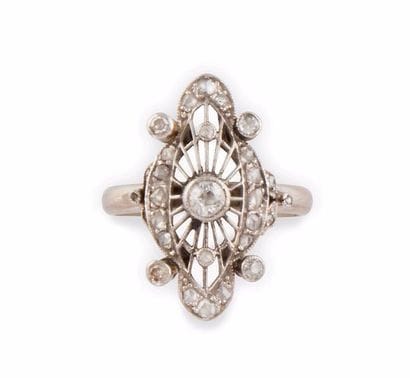 BAGUE en or gris époque Art Nouveau, retenant...