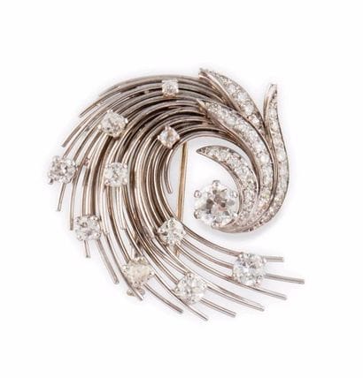 IMPORTANT CLIP en or gris stylisant un tourbillon,...