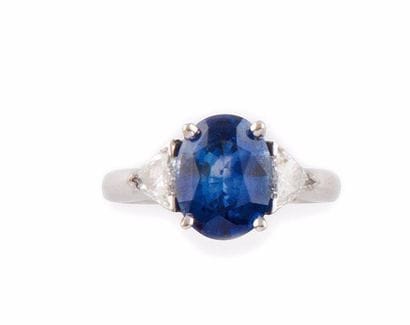 BAGUE en or gris ornée d’un saphir de taille...