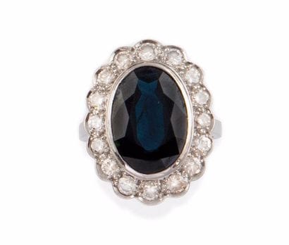 BAGUE en platine et or gris ornée d’un important...