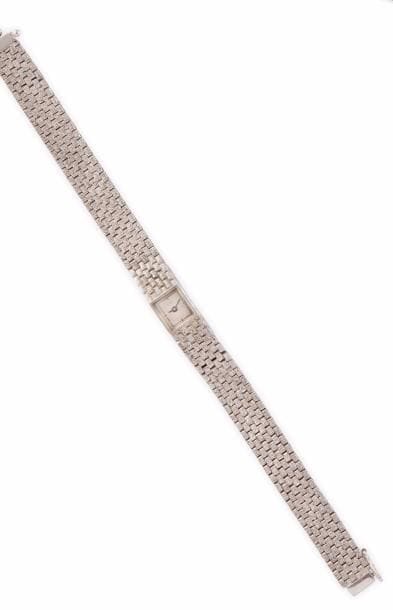 MONTRE DE DAME en or gis, le bracelet souple...