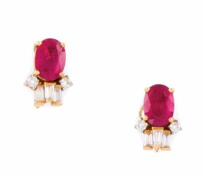 PAIRE DE BOUCLES D’OREILLES en or jaune ornées...