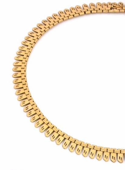 COLLIER en or jaune, la monture souple et...
