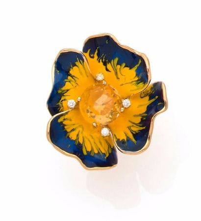 BAGUE en or jaune stylisant une fleur finement...