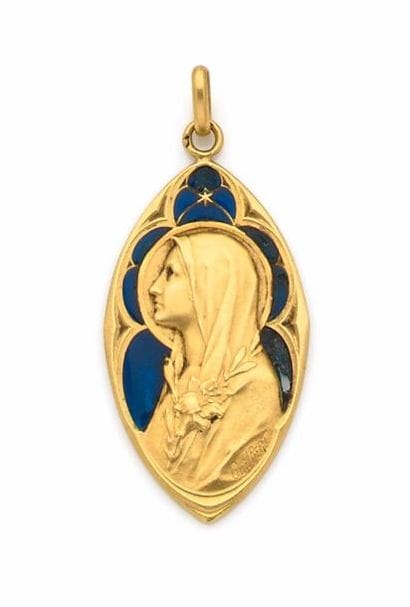 MÉDAILLE en or jaune, retenant au motif central...