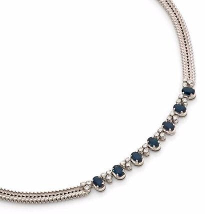 COLLIER en or gris, serti de 7 saphirs de...