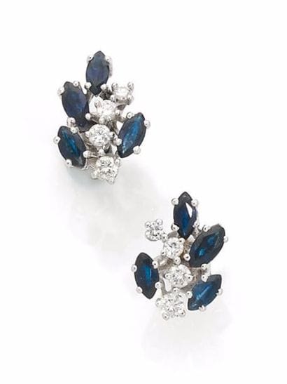 PAIRE DE BOUCLES D’OREILLES en or gris, stylisant...
