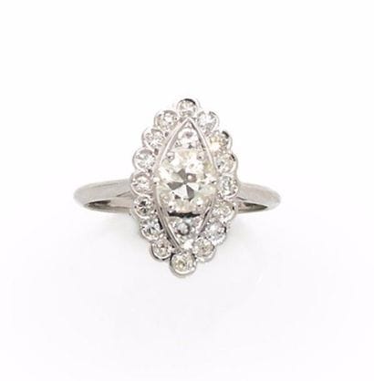 BAGUE MARQUISE en or gris retenant en son...