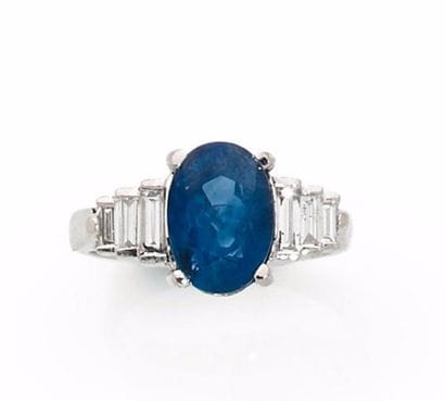 BAGUE en or gris, ornée d’un saphir taille...