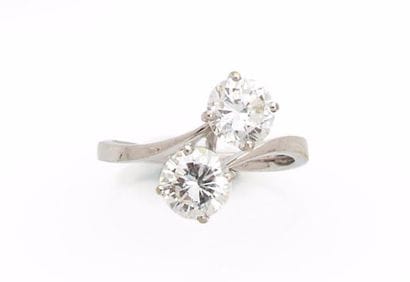 BAGUE en or gris, la monture en «Toi & Moi»...