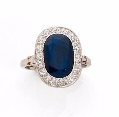 BAGUE en or gris ornée en son centre d’un...
