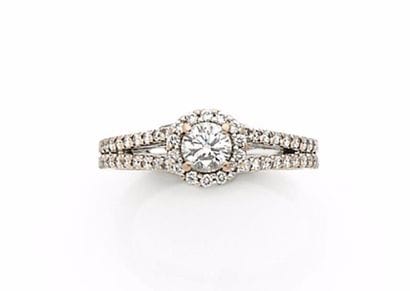 BAGUE en or gris retenant un diamant de taille...
