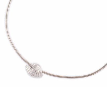 COLLIER en or gris retenant un motif godronné...