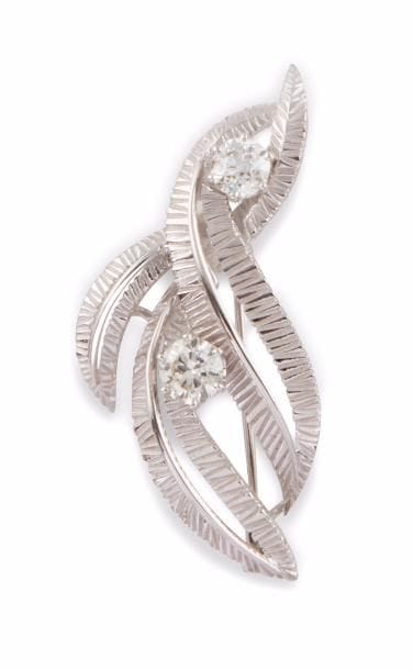 BROCHE en or gris stylisant un entrelac de...