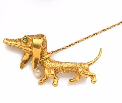 BROCHE en or jaune, la monture stylisant...