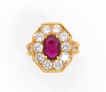 BAGUE en or jaune, retenant en son centre...