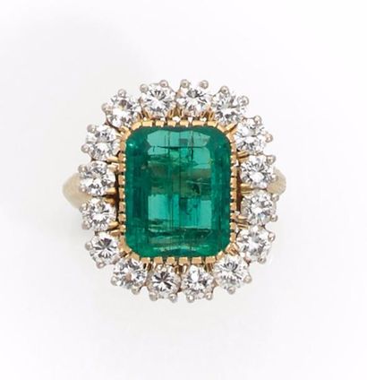 BAGUE en platine et or gris, ornée d’une...