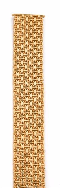 BRACELET MANCHETTE en or jaune, retenant...