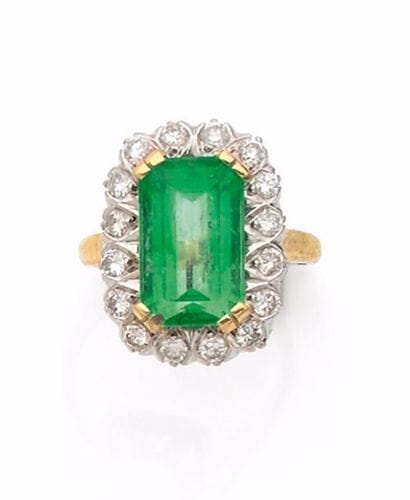 BAGUE en or jaune ornée d’une émeraude de...