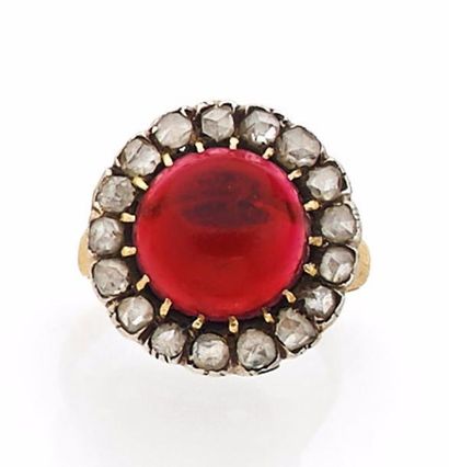BAGUE en or jaune retenant en son centre...
