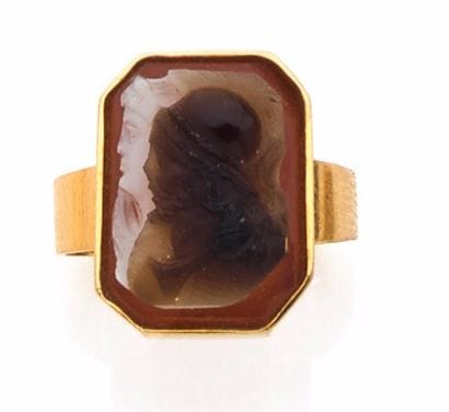 BAGUE en or jaune, retenant un camée sur...
