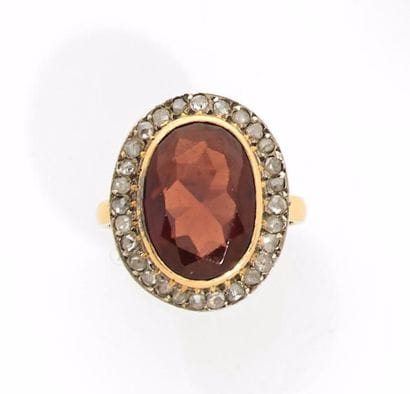 BAGUE en or jaune retenant en son centre...