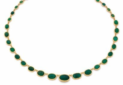 COLLIER en or jaune orné de cabochons d’émeraudes...