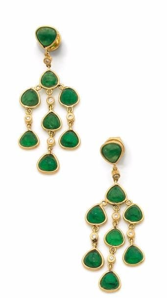 BOUCLES D’OREILLES en or jaune ornée de 8...