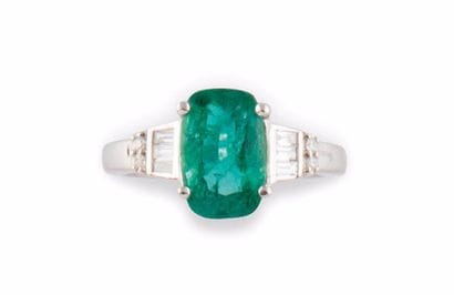 BAGUE en or gris ornée d’une émeraude de...