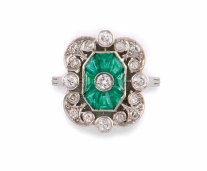 BAGUE ESPRIT ART NOUVEAU la monture en platine...