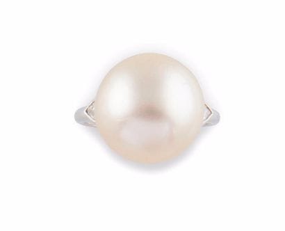 BAGUE en or gris retenant une importante...