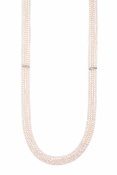 IMPORTANT COLLIER en or gris retenant une...