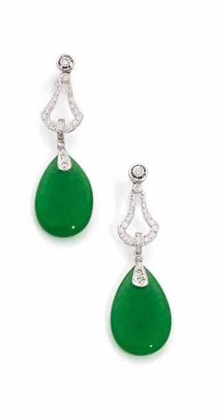 PAIRE DE BOUCLES D’OREILLES en or gris, la...