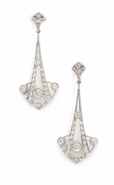 PAIRE DE BOUCLES D’OREILLES en or gris, la...