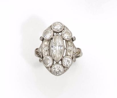 BAGUE en platine retenant en son centre un...