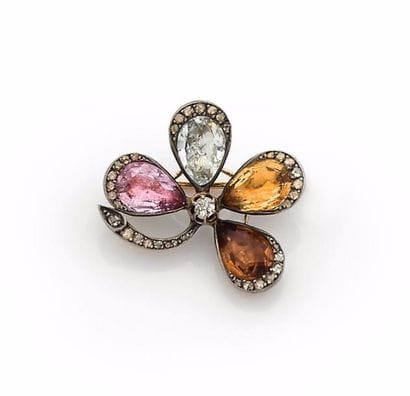 BROCHE en or jaune et argent stylisant un...