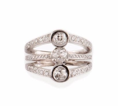 BAGUE en or gris, retenant un diamant de...